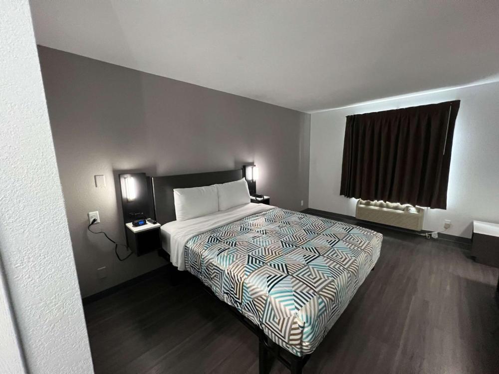 Queen Room - Disability Access - Non-Smoking interior